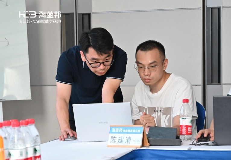 陈总在课堂认真听课